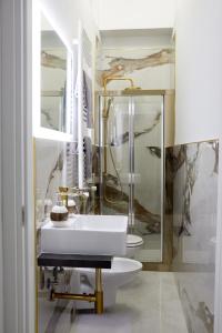 bagno con 2 lavandini e doccia di Margò Luxury a Mola di Bari