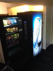 einen Verkaufsautomaten mit einer Flasche Soda in der Unterkunft Empress Hotel in New Orleans