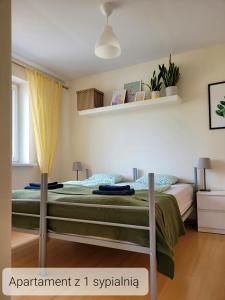 una camera con un letto di LuLu Apartamento Centro a Łagów