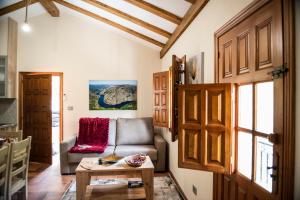 BelesarにあるEl balcón de la Penelaのソファとテーブルのあるリビングルーム