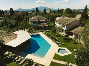 Bazén v ubytování Folies Corfu Town Hotel Apartments nebo v jeho okolí
