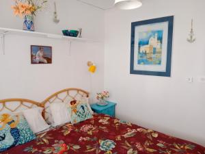 - une chambre avec un lit doté d'un couvre-lit rouge dans l'établissement White villa few steps from most amazing beaches in Denia, swimming pool,parking, à Dénia