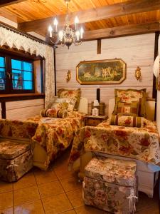 een slaapkamer met 2 bedden, een bank en een kroonluchter bij Dolina Smoków na półwyspie in Przytoń