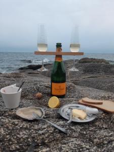 コンカルノーにあるVotre VUE EN BLEU !! Très lumineux, Vue mer exceptionnelle et plages, wir sprechen flieBen deutsch, we speak Englishのビーチでのワイン1本(グラス2杯付)