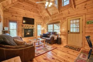 A seating area at Cozy, Wood Cabin, Private And With Firepit