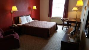 een hotelkamer met een bed en een bureau bij Americourt Hotel and Suites - Elizabethton in Elizabethton