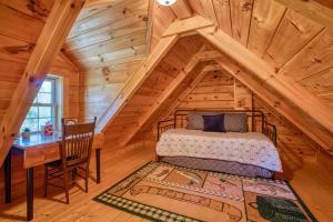 A bed or beds in a room at Cozy, Wood Cabin, Private And With Firepit
