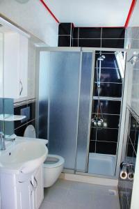 A bathroom at Ladies Beach Hotel Még 37 kép