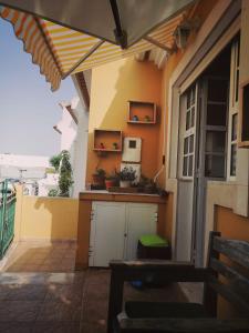 uma cozinha exterior com uma mesa e um banco em Vila with Private Pool em Vila Real de Santo António