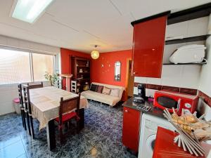 Ett kök eller pentry på Full equipped and comfortable apartment with WiFi