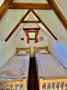 เตียงในห้องที่ Vikendica,Bungalovi Lipska pećina