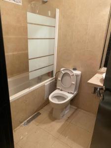 een kleine badkamer met een toilet en een douche bij Appartement en location in Fnidek