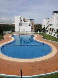 uma grande piscina em frente a um edifício em Appartement en location em Fnideq