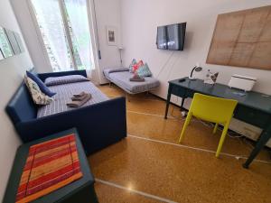 a living room with a couch and a desk at Noah Andrea by PortofinoVacanze in Santa Margherita Ligure