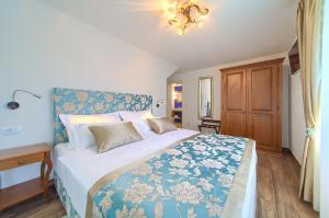 Posteľ alebo postele v izbe v ubytovaní Luxury Villa Ive With Heated Pool, Finnish Sauna, Infrared Sauna, Pet Friendly