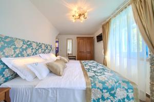 Posteľ alebo postele v izbe v ubytovaní Luxury Villa Ive With Heated Pool, Finnish Sauna, Infrared Sauna, Pet Friendly