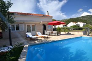 een villa met zwembad en huis bij Villa Magalia in Bol