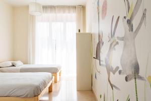 1 dormitorio con 2 camas y un mural de aves en Pirelli - Flexyrent WiFi - A.C., en Milán