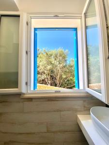 a bathroom with a window and a sink at Bilocale Vista Mare in Marettimo