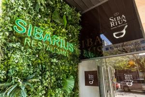 萨瓦德尔加泰罗尼亚维尔迪大酒店的一家店面，正面是一面绿植墙。