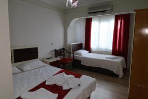 Кровать или кровати в номере DEMİR OTEL RESTAURANT