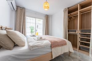une chambre avec un lit avec des serviettes dessus dans l'établissement Casa Medellin Beachfront oasis with pool, à Benalmádena 33 autres photos