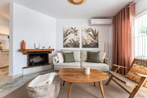 un salon avec un canapé et une table dans l'établissement Casa Medellin Beachfront oasis with pool, à Benalmádena