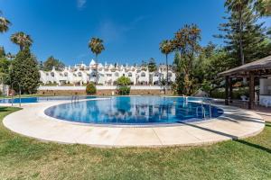 une grande piscine devant une maison dans l'établissement Casa Medellin Beachfront oasis with pool, à Benalmádena