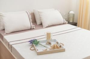 - un lit blanc avec un plateau de fleurs dans l'établissement Lavender Bay Apartment C22, à Kotor