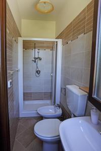 a bathroom with two toilets and a shower at Agriturismo Tenute Pollara in Corleone