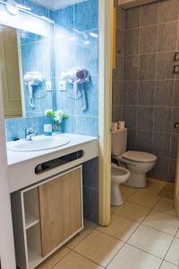 een badkamer met een wastafel en een toilet bij The House of Nonni Ventura - beachfront, ocean view, Wi-Fi, aircon, swimming pool in Morro del Jable