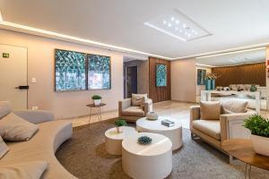 a large living room with couches and a table at Vida a Beira Mar -Apartamentos com Garagem, Ar Condicionado e Portaria 24h, a 3 Minutos da Praia in Praia Grande +31 photos
