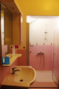 A bathroom at Ladies Beach Hotel
