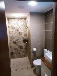 łazienka z toaletą i umywalką w obiekcie "Whispering pines" vacation home, close to Sofia w mieście Gola Glava