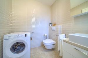 Kúpeľňa v ubytovaní Luxury Villa Ive With Heated Pool, Finnish Sauna, Infrared Sauna, Pet Friendly