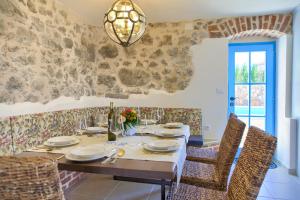 Posedenie v ubytovaní Luxury Villa Ive With Heated Pool, Finnish Sauna, Infrared Sauna, Pet Friendly