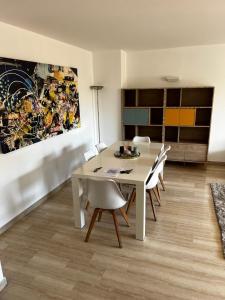 Posedenie v ubytovaní Top-of-range appartment of 90m2 & 20m2 of sunny terrace, 2min from sea + 6 fotografií