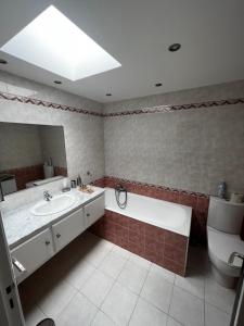 Kúpeľňa v ubytovaní Top-of-range appartment of 90m2 & 20m2 of sunny terrace, 2min from sea