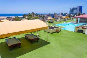 uitzicht op een zwembad met 2 tafeltennistafels bij The House of Nonni Ventura - beachfront, ocean view, Wi-Fi, aircon, swimming pool in Morro del Jable