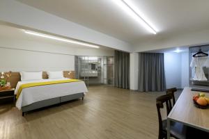 Postel nebo postele na pokoji v ubytování San Marino Suite Hotel