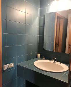 uma casa de banho com um lavatório e um espelho em GardenHouse em Cagliari