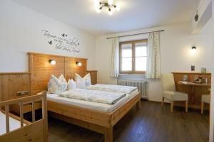 מיטה או מיטות בחדר ב-Schneider-Hof