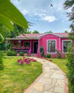 A garden outside Maşukiye pink house bungalow