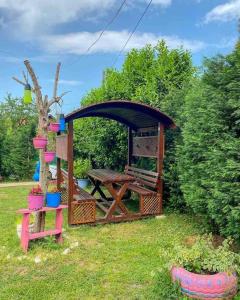 A garden outside Maşukiye pink house bungalow