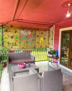 A seating area at Maşukiye pink house bungalow