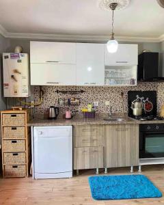 A kitchen or kitchenette at Maşukiye pink house bungalow