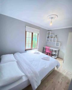A bed or beds in a room at Maşukiye pink house bungalow