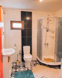 A bathroom at Maşukiye pink house bungalow