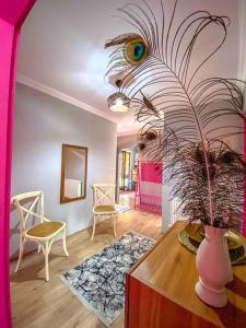 A seating area at Maşukiye pink house bungalow
