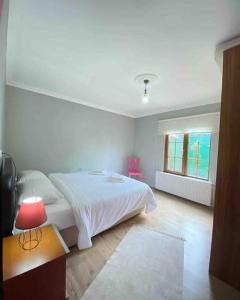 A bed or beds in a room at Maşukiye pink house bungalow